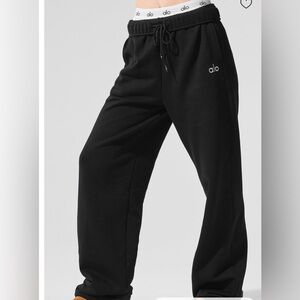 ALO Accolade straight leg sweatpant in black size small